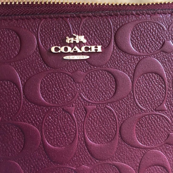 Coach wristlet 🆕 Burgundy - Picture 8 of 8